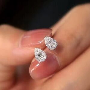Delicate Water Drop Shaped Cz Glittering Stud Earrings
